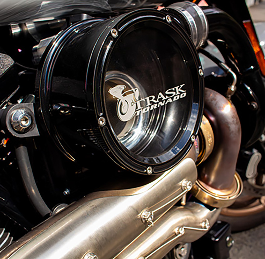 Trask plenum and round air cleaner cover fitted to the turbocharged Milwaukee-Eight 117