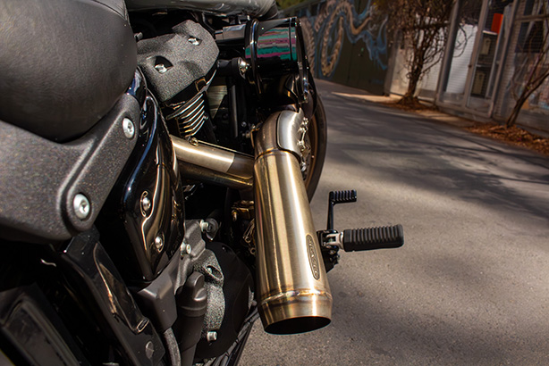 Rear three quarter view of the turbo exhaust and muffler on the 2024 Low Rider S